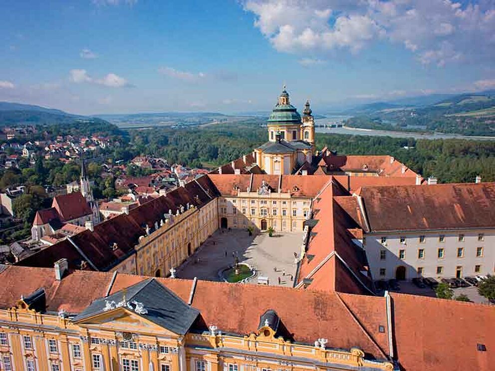 Blick auf Stift Melk und die Stadt von oben