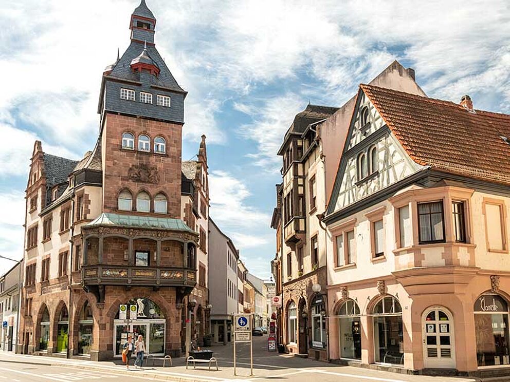 historische Häuser in der Wormser Judengasse. Erker, Giebel, Türme und Fachwerk zieren die Fassaden.