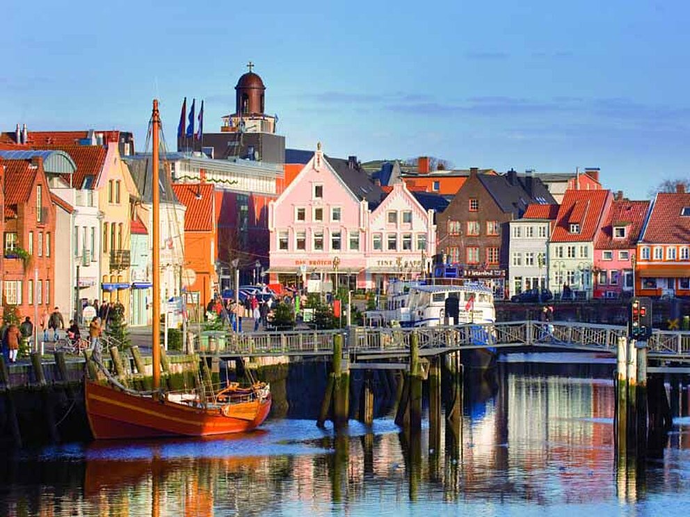 Gebäudezeile in der Stadt Husum an der Nordsee in Deutschland