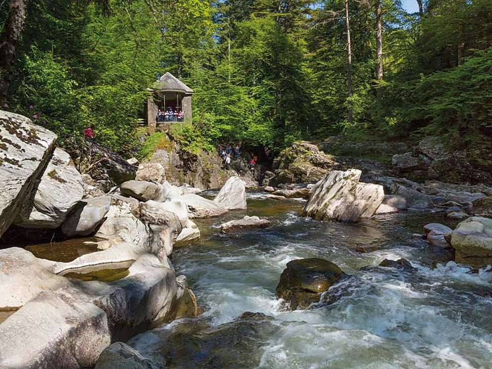 Kleine Aussichtsplattform über dem wilden Fluss