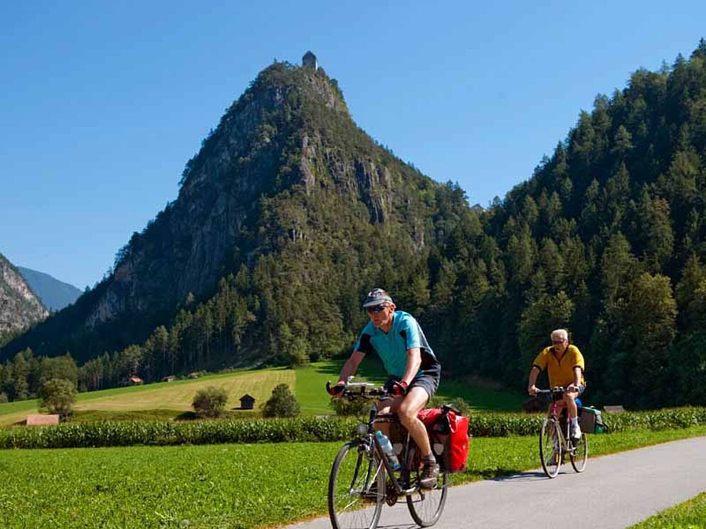 Der Radweg entlang der Via Claudia Augusta ist gesäumt von schroffen Bergen, Wäldern und üppigen Wiesen.