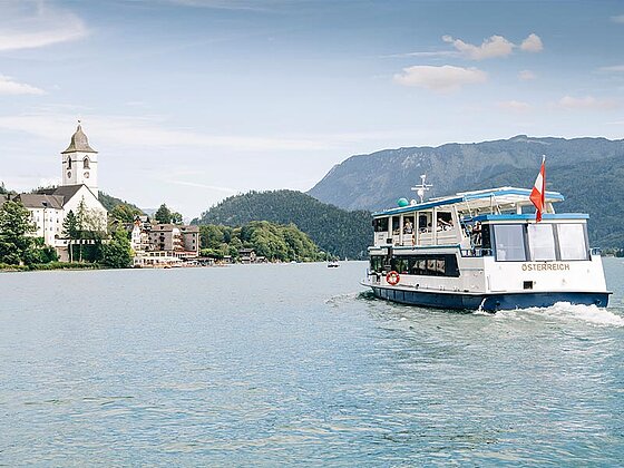 Schiff am Wolfgangsee, im Hintergrund St. Wolfgang