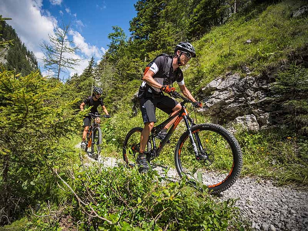 zwei Biker unterwegs im Nationalpark Kalkalpen am Schotterweg
