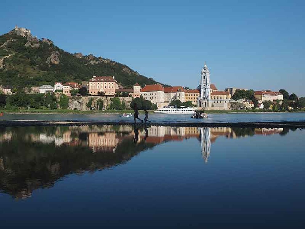 Donau und Ort Dürnstein in der Wachau
