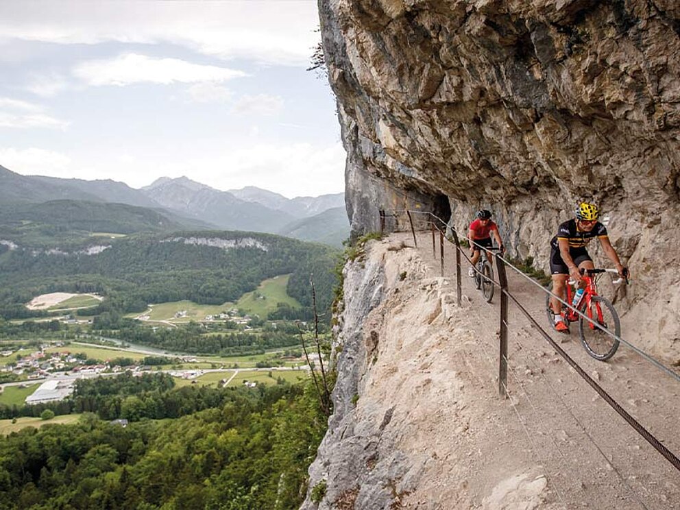 2 Gravelbiker bei der Ewigen Wand, am Radweg gesichert durch eine Absturzsicherung
