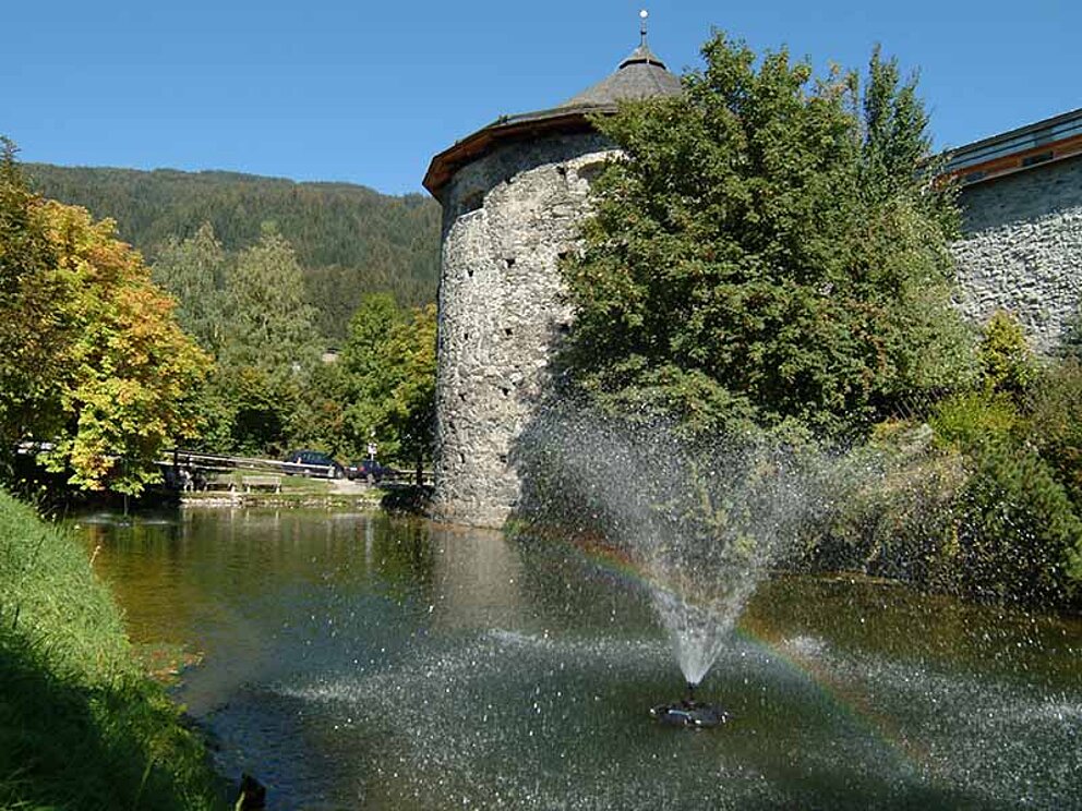 Kapuzinerturm an der Stadtmauer von Radstadt mit Wassergraben