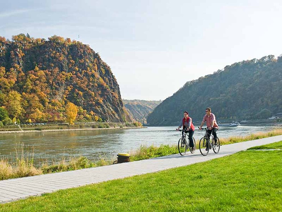 Zwei Radfahrer unterwegs am Rheinradweg in Loreley