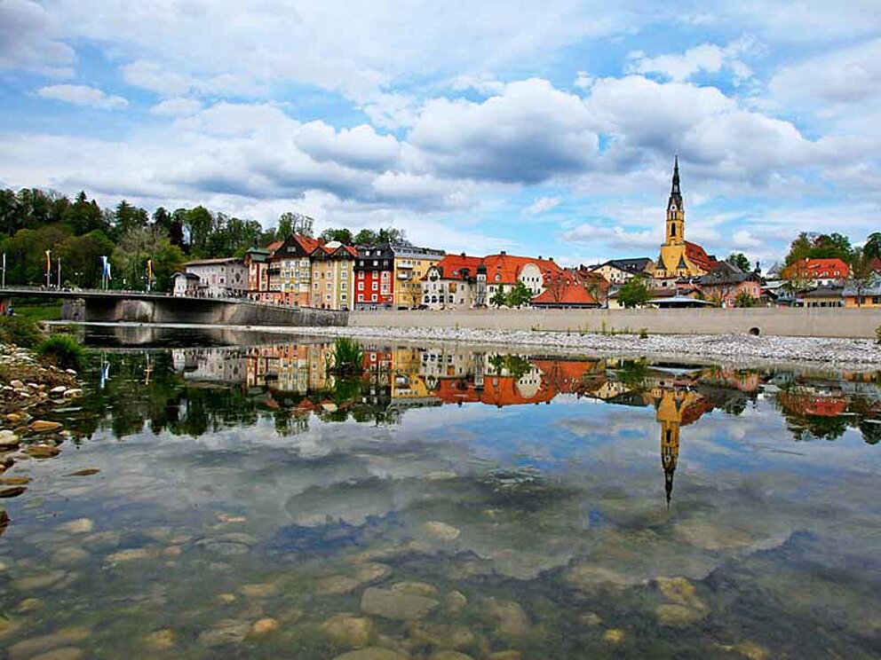 Stadtansicht von Bad Tölz in Deutschland mit Isar