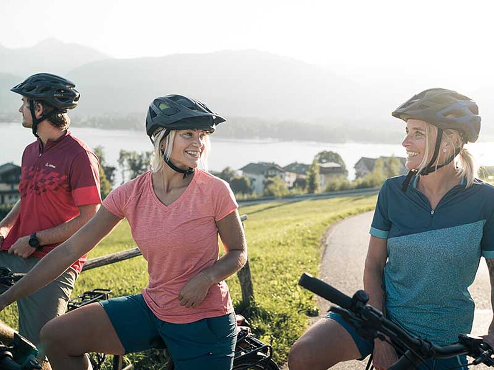 Radgruppe rastet am Radweg am Wolfgangsee