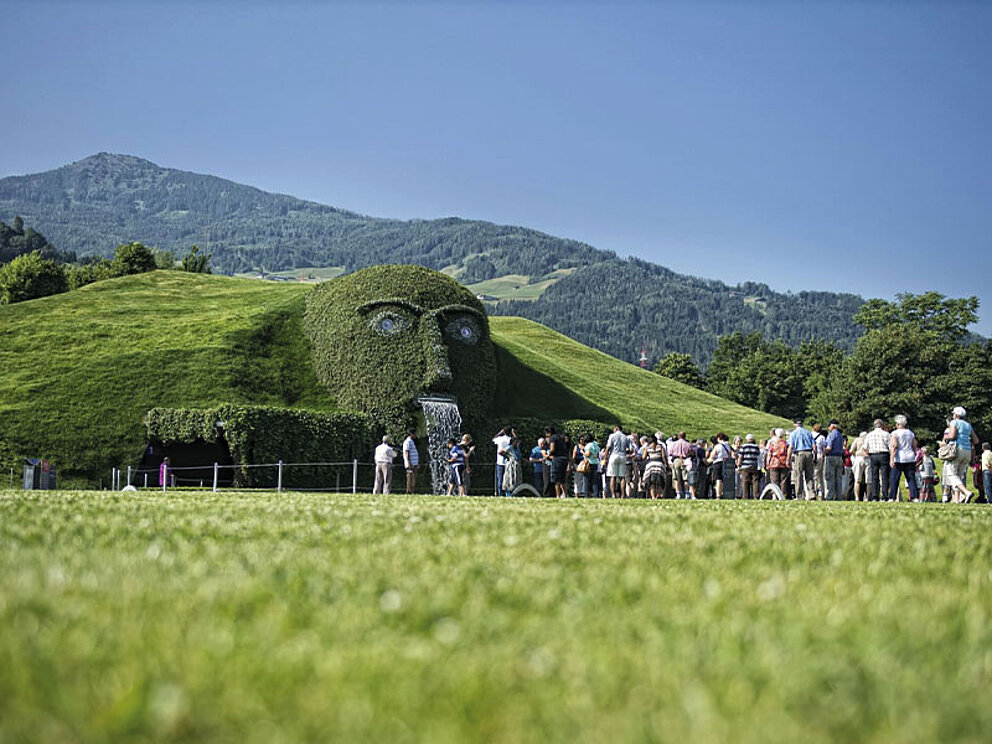 Hügel mit Gesicht mit Kristallaugen und Wasserfall in den Kristallwelten von Swarovski in Wattens.