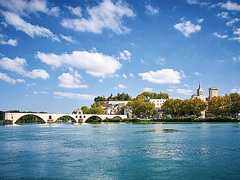 eine Stadt am Ufer eines Flusses