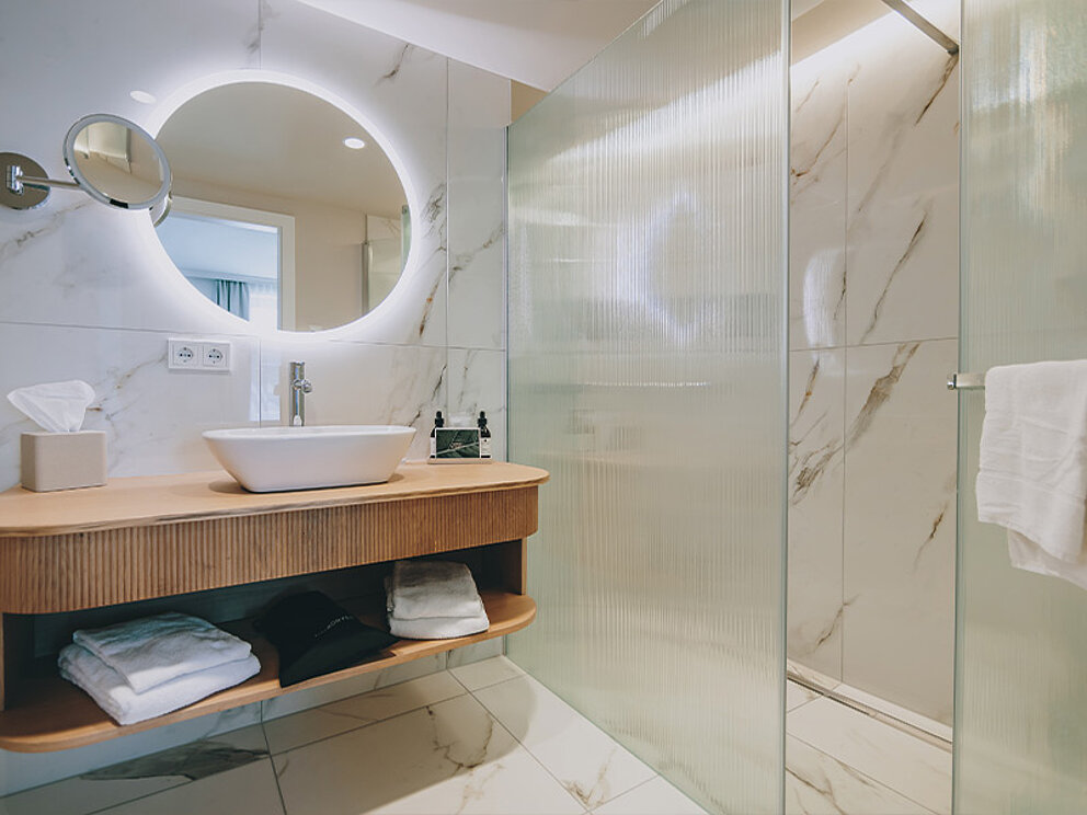 Badezimmer mit begehbarerer Dusche
