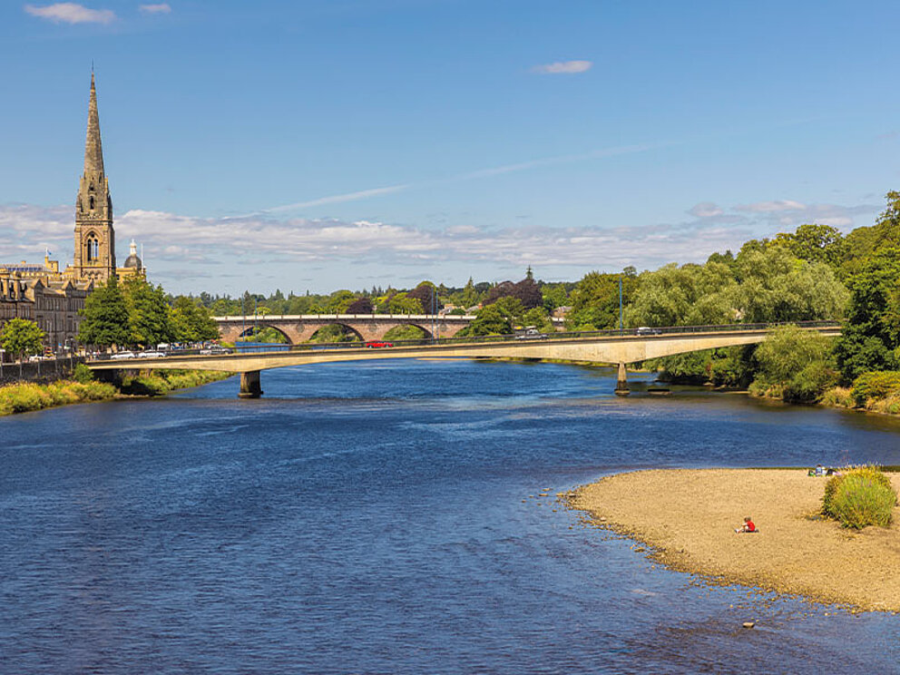 Blick über einen Fluss zur St. Matthews-Kirche