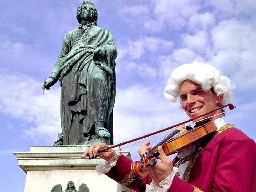 Salzburg mit Statue vom berühmten Mozart
