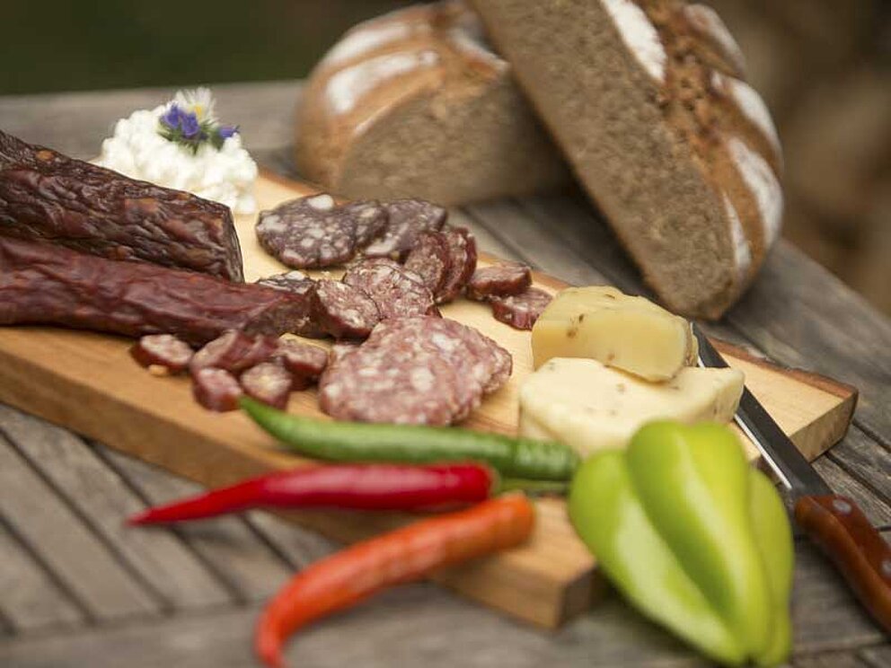 Brettljause mit Brot, Wurt, Käse, Paprika und Pfefferoni 