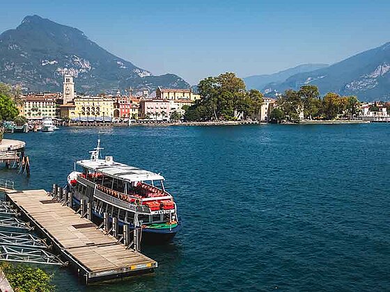 Schiffsanlegestelle in Riva-del-Garda am Gardasee