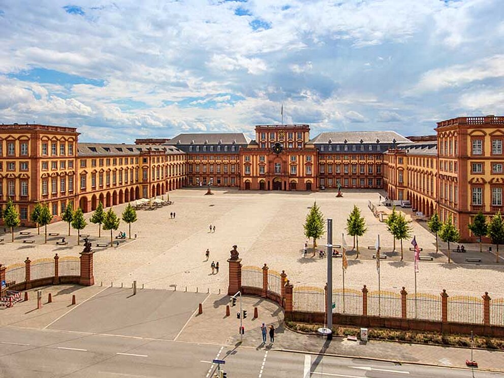 Das imposante Schloss Mannheim mit riesigem Vorhof