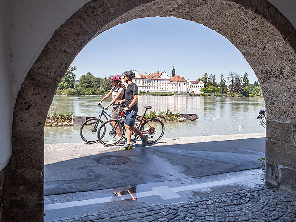 Blick auf Schloss Neuhaus am Inn gegenüber von Schärding