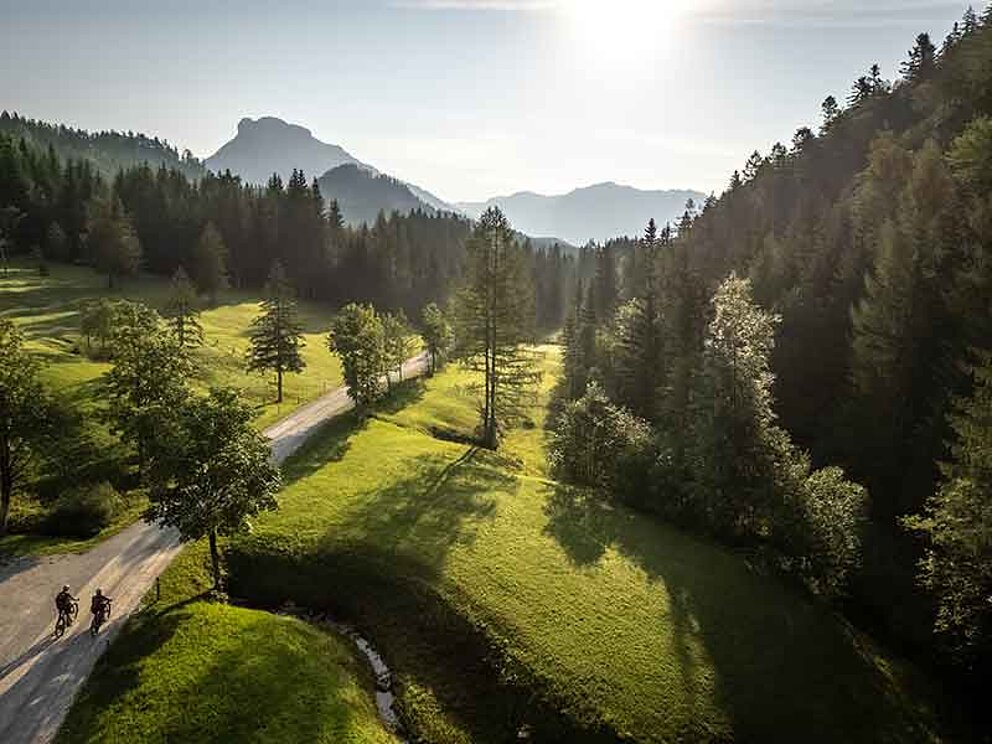 Zwei Biker auf dem Pflindsberg mit dem Blick auf Altaussee