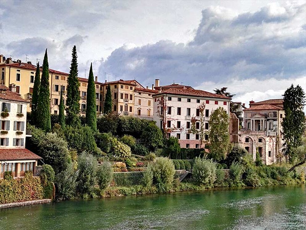 Ortsansicht von Bassano, im Vordergrund ein Fluss