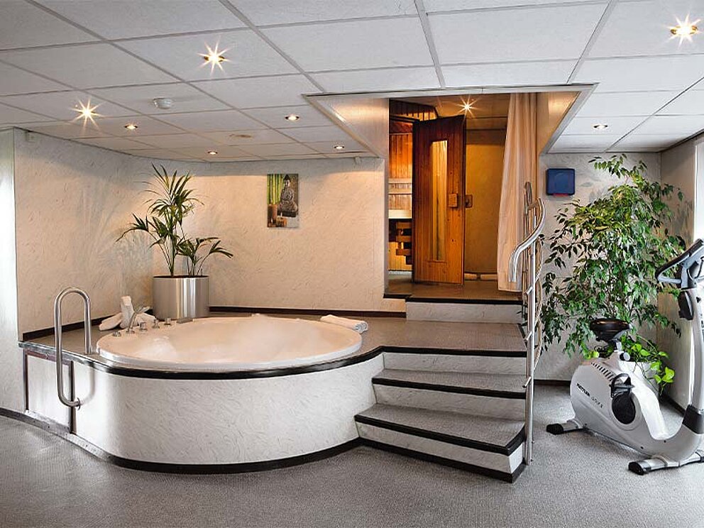 Wellnessbereich mit Whirlpool