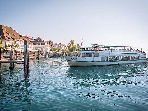 Schiff am Bodensee bei der Einfahrt in den Hafen