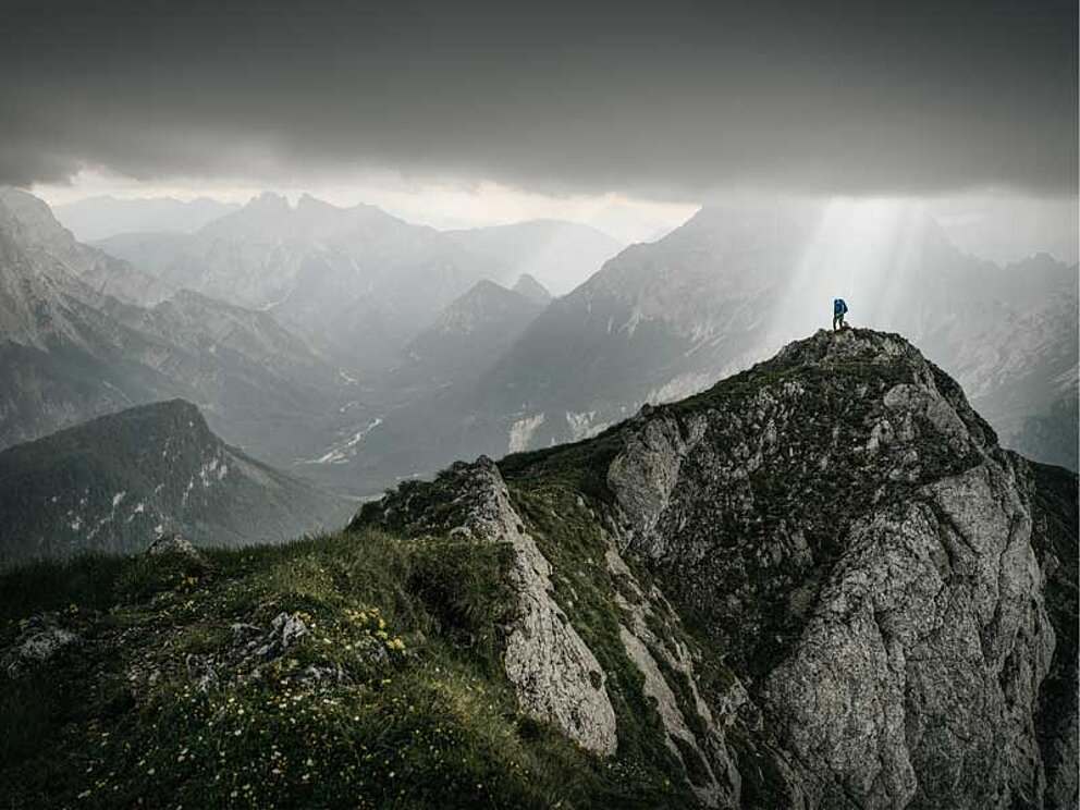 Wanderer auf dem Gipfel, stürmisches Wetter