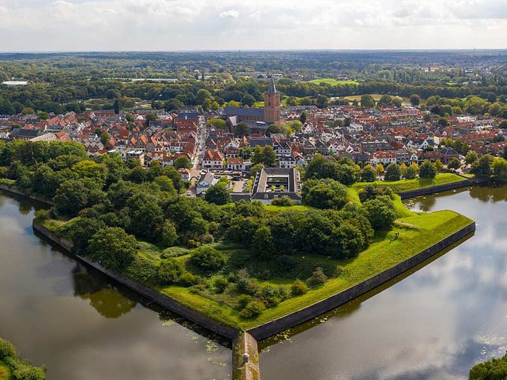 Die Festungsstadt Naarden umgeben von Kanälen