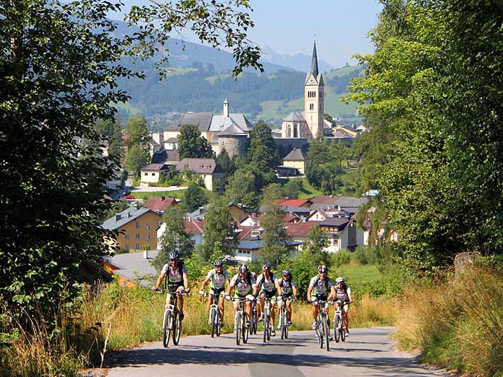 Radfahrer-Gruppe unterwegs auf den Straßen vom Ennstalradweg in Radstadt