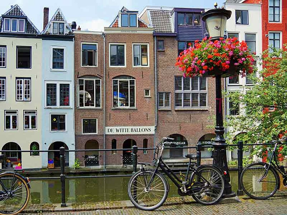 Kanal in Utrecht mit Häusern und Fahrrädern