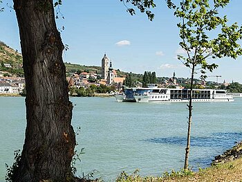 Blick auf die Donau und Krems mit vorbeifahrender MS Primadonna
