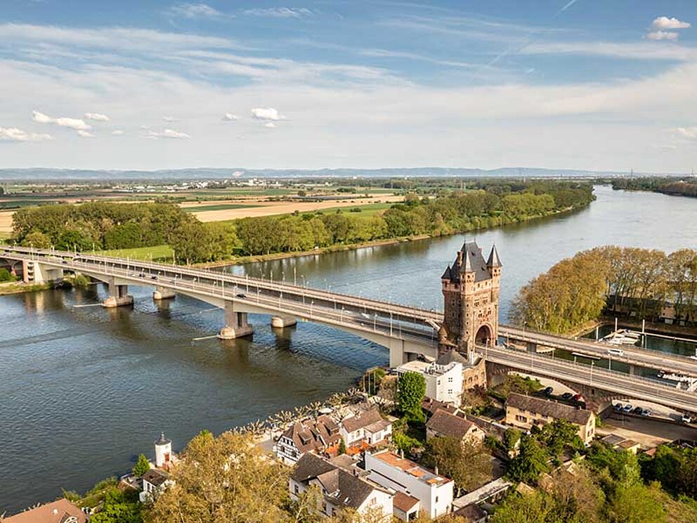 Die Nibelungenbrücke in Worms über den Rhein