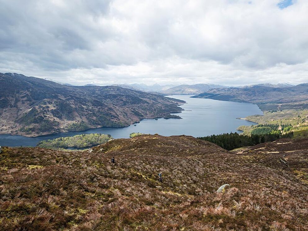 Blick auf den Loch Katrine bei bewölktem Himmel