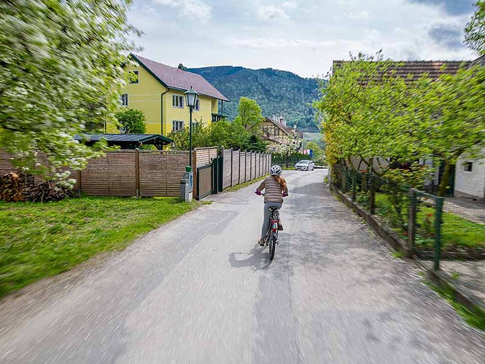 Kind mit dem Rad unterwegs durch die Wachau an der Donau
