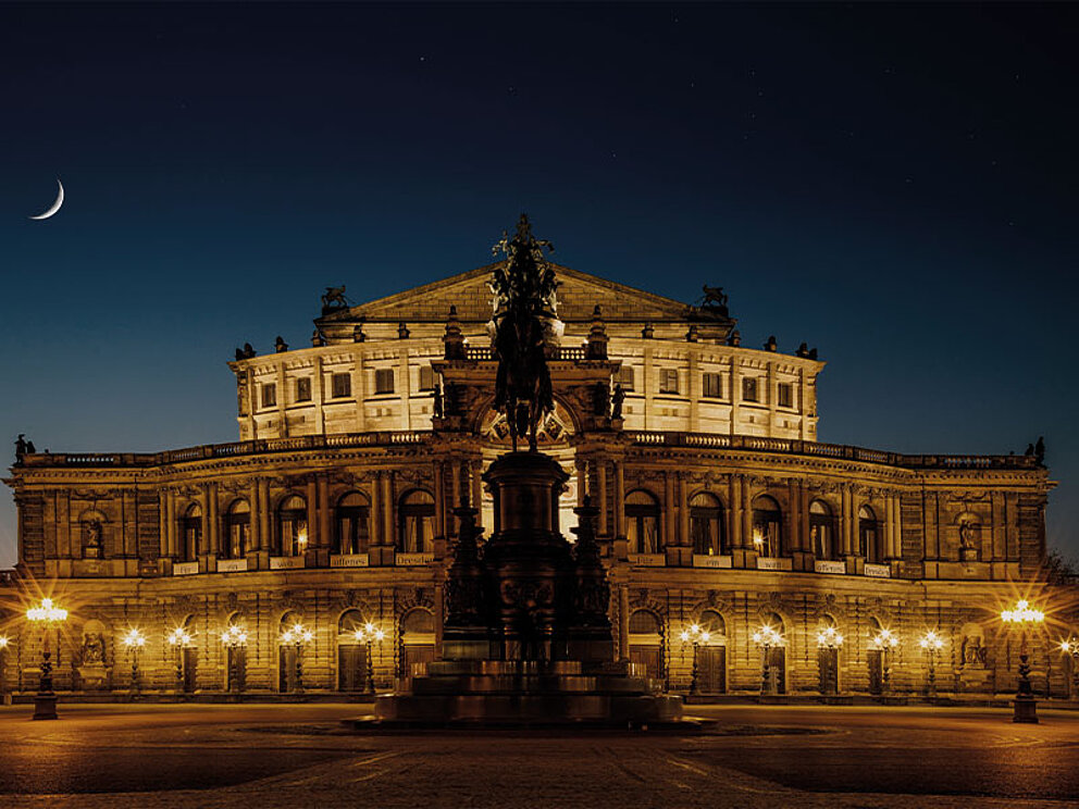 Außenansicht der Oper bei Nacht