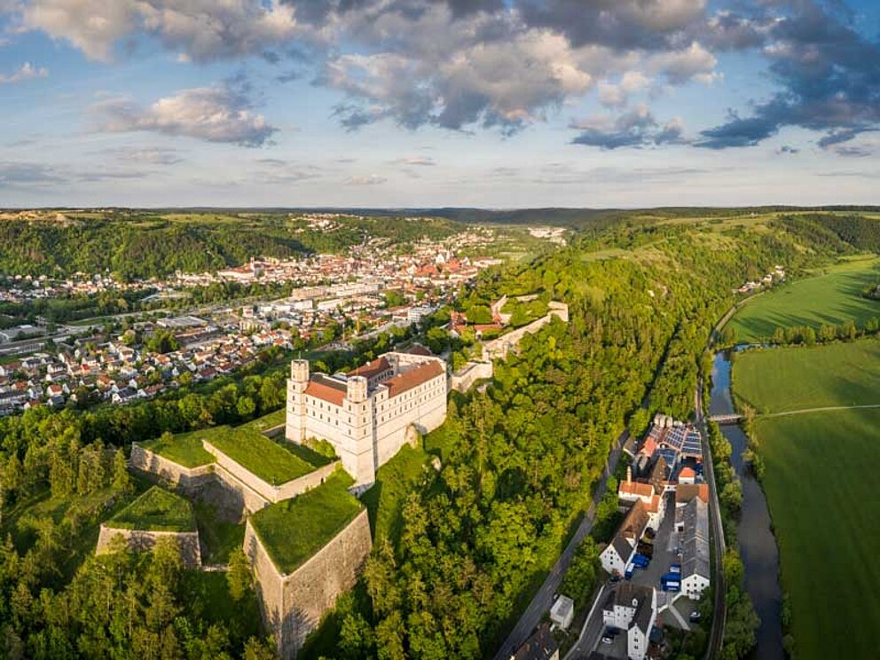 Luftaufnahme der Willibaldsburg in Eichstätt und dem Ort