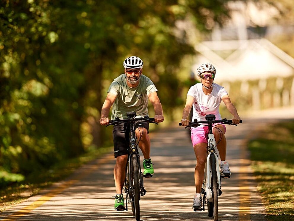 2 Radfahrer am asphaltieren Radweg