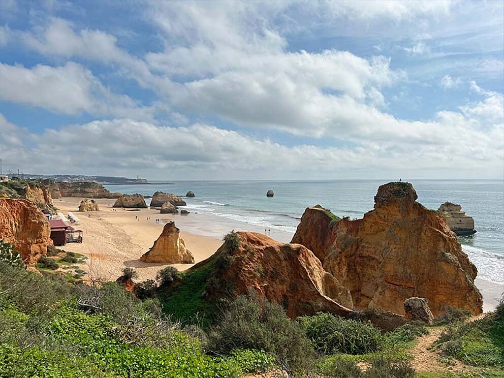 Steintürme, Sandstrand und Meer
