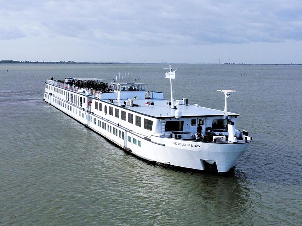 Außenansicht der De Willemstad in Fahrt