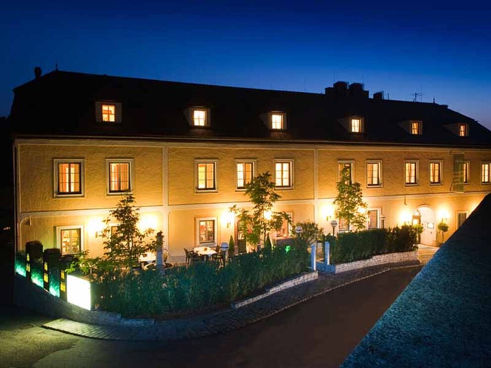 Das beleuchtete Landhaus Stift Ardagger bei Nacht