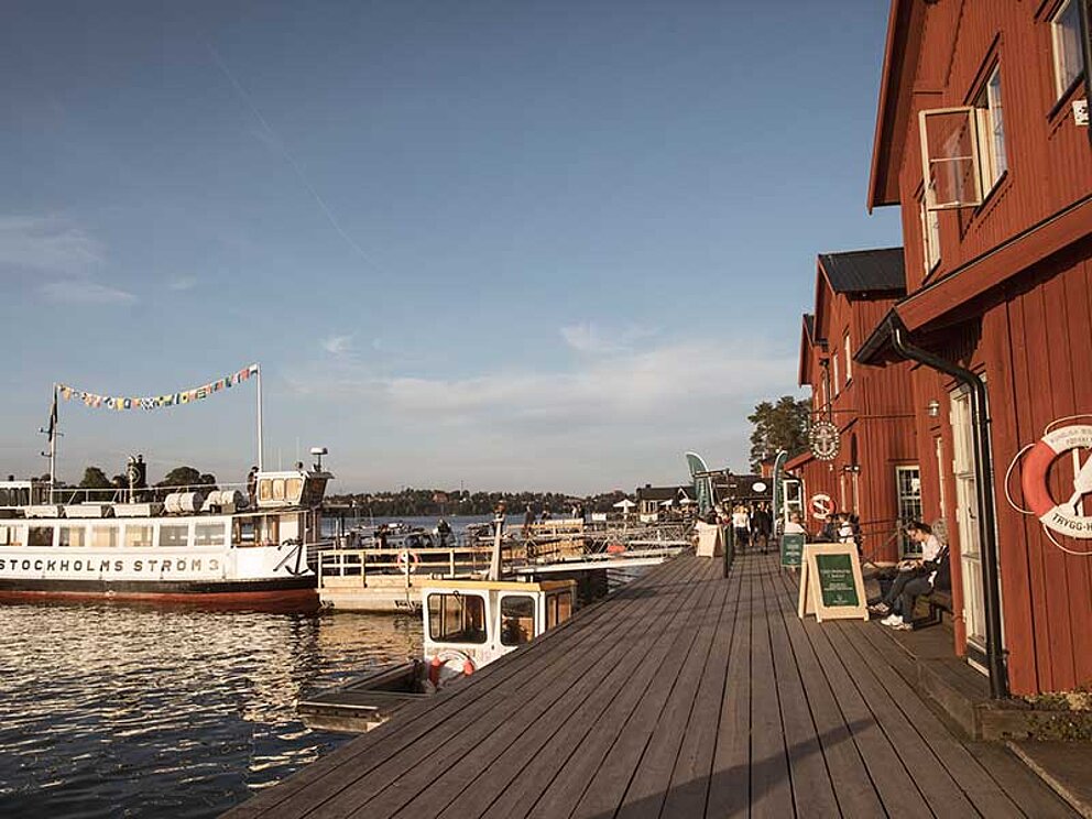 Blick auf den Hafen von Fjäderhomana in Stockholm