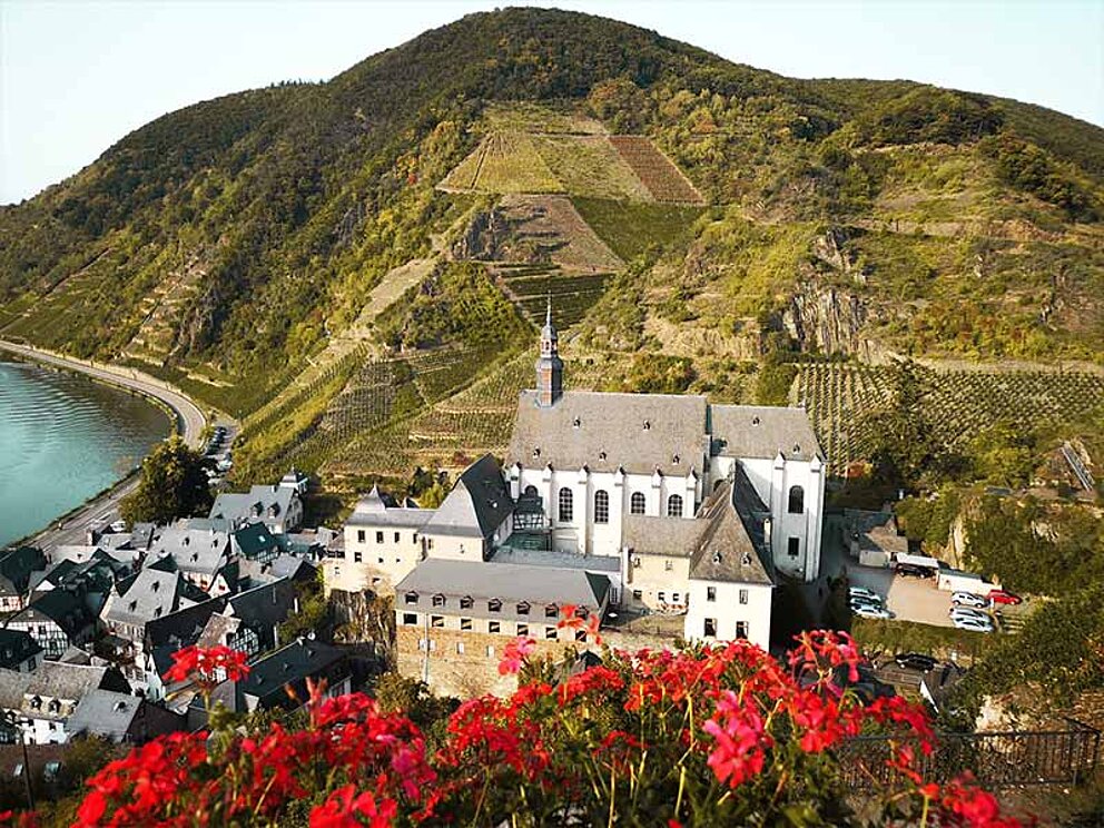 Der Ort Beilstein an der Mosel, im Hintergrund Weinberge