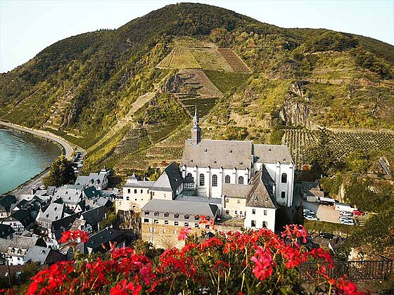 Der Ort Beilstein an der Mosel, im Hintergrund Weinberge
