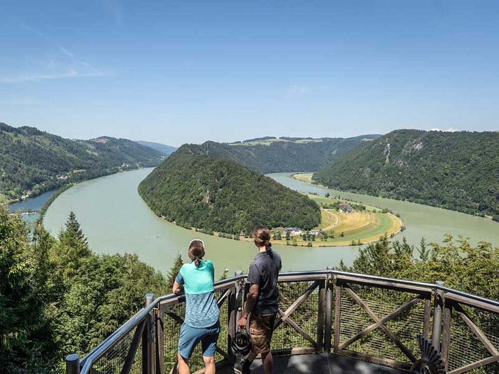 zwei Radfahrer am Schlögener Blick