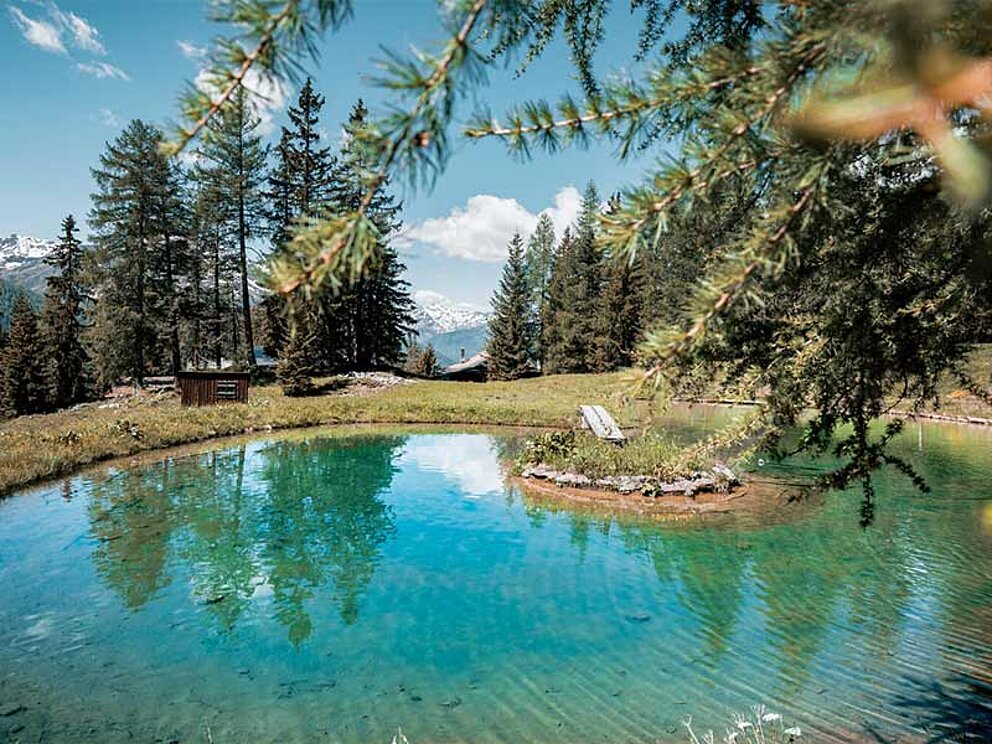 türkiser Bergsee bei Sonnenschein