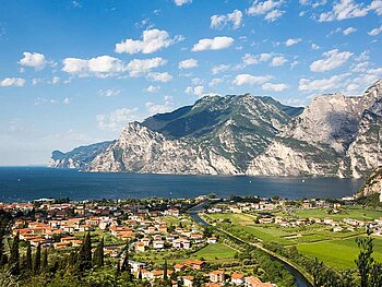 Panorama von Riva, dem Gardasee und Bergen
