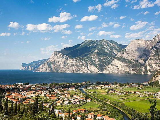 Panorama von Riva, dem Gardasee und Bergen