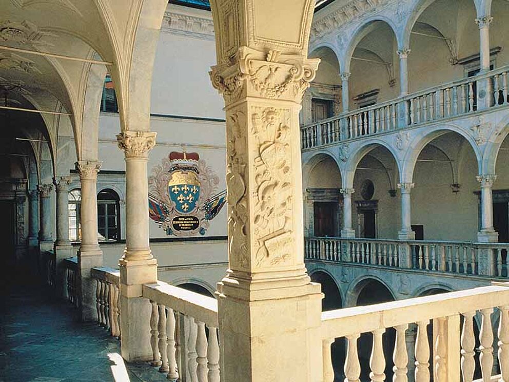 Blick auf Gemäuer im Schloss Porcia in Spittal an der Drau
