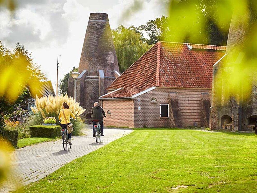 2 Radfahrer von Hinten auf dem Weg in die Stadt