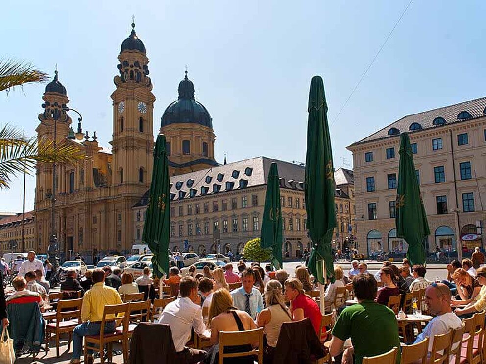gut besuchtes Cafe Tambosi am Odeonsplatz in München